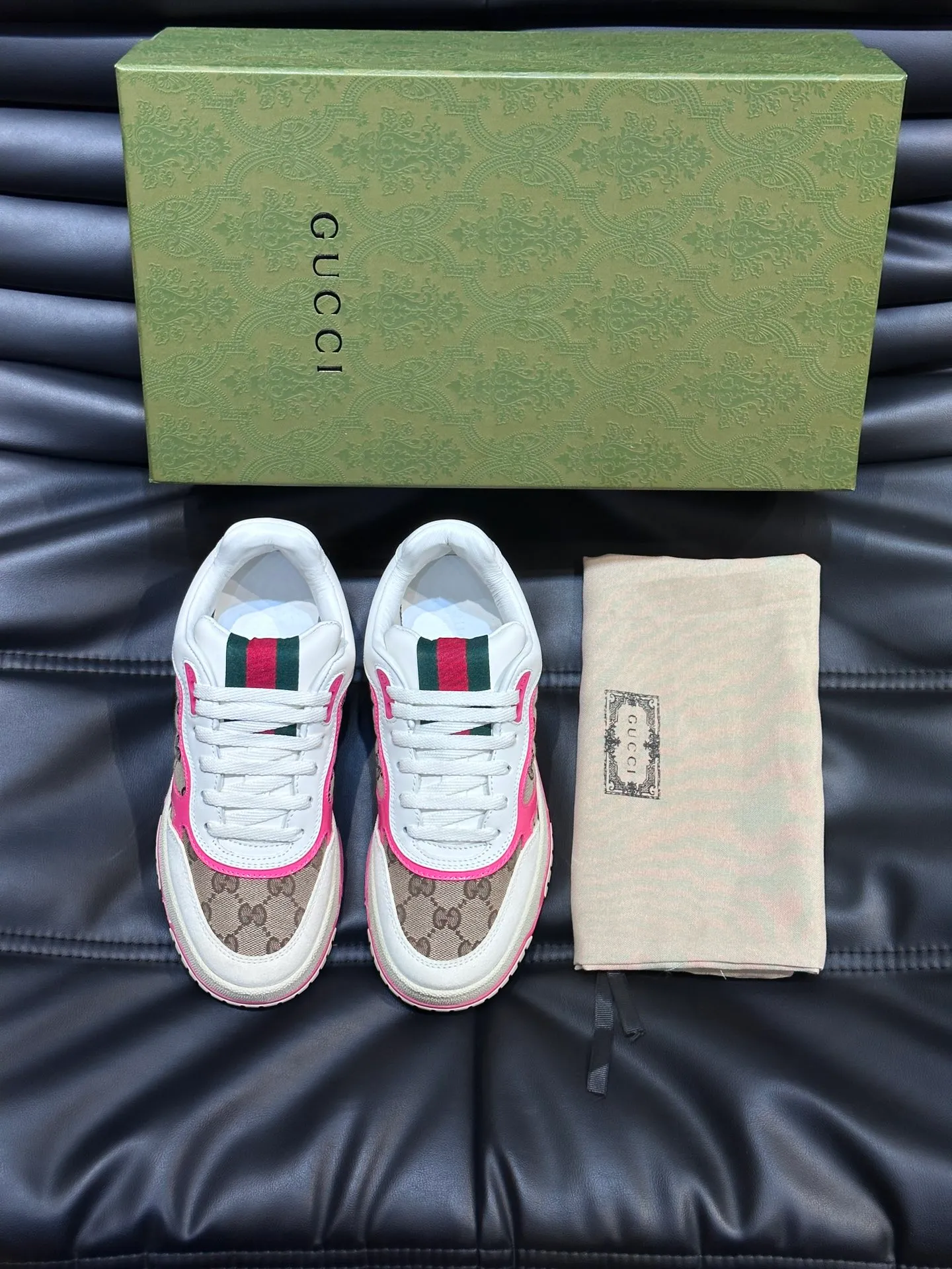p480 Men's Men's Shoes Gucc*Gucci Re-Web series👫Couple's webbed leather sneakers, as the first sneakers created by Sabato De Sarno for Gucci, the Re-Web series reinterprets the brand's classic stripes, and sets off the modern silhouette design with bold and unique details. This shoe is crafted from iconic classic GG canvas and white leather. This new sneaker is ingeniously decorated with many of the brand's classic details, and is equipped with a bright red and green webbing tongue, which will make people fall in love at first sight. Yuan Size: Female 35-40 Male 39-44 (can be customized to 45, 46